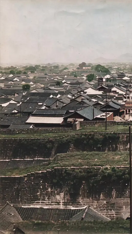 这张百年老照片，拍摄于南京聚宝门（中华门）城墙之上，镜头朝北，俯瞰整个城南片区。 成片鳞次栉比的江南