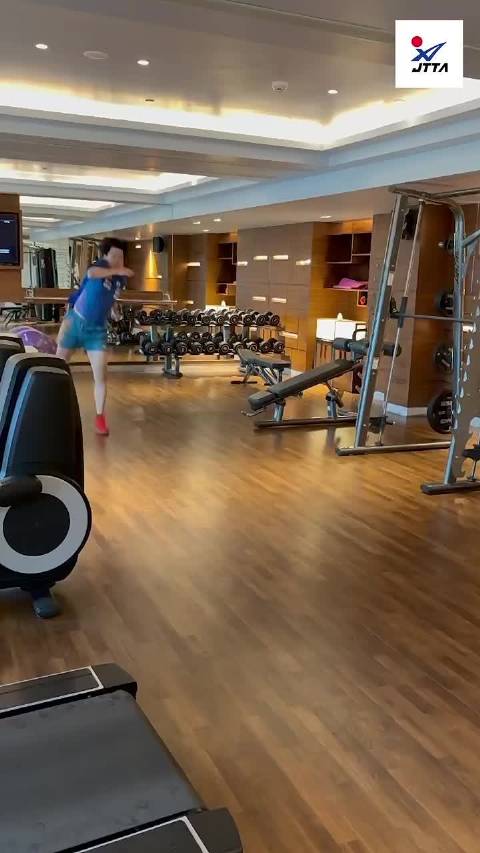日本乒乓男队的体能训练，一打开就看到松岛辉空就如同炸弹一样飞了过来……真怕他发动兽之呼吸把地板震碎[