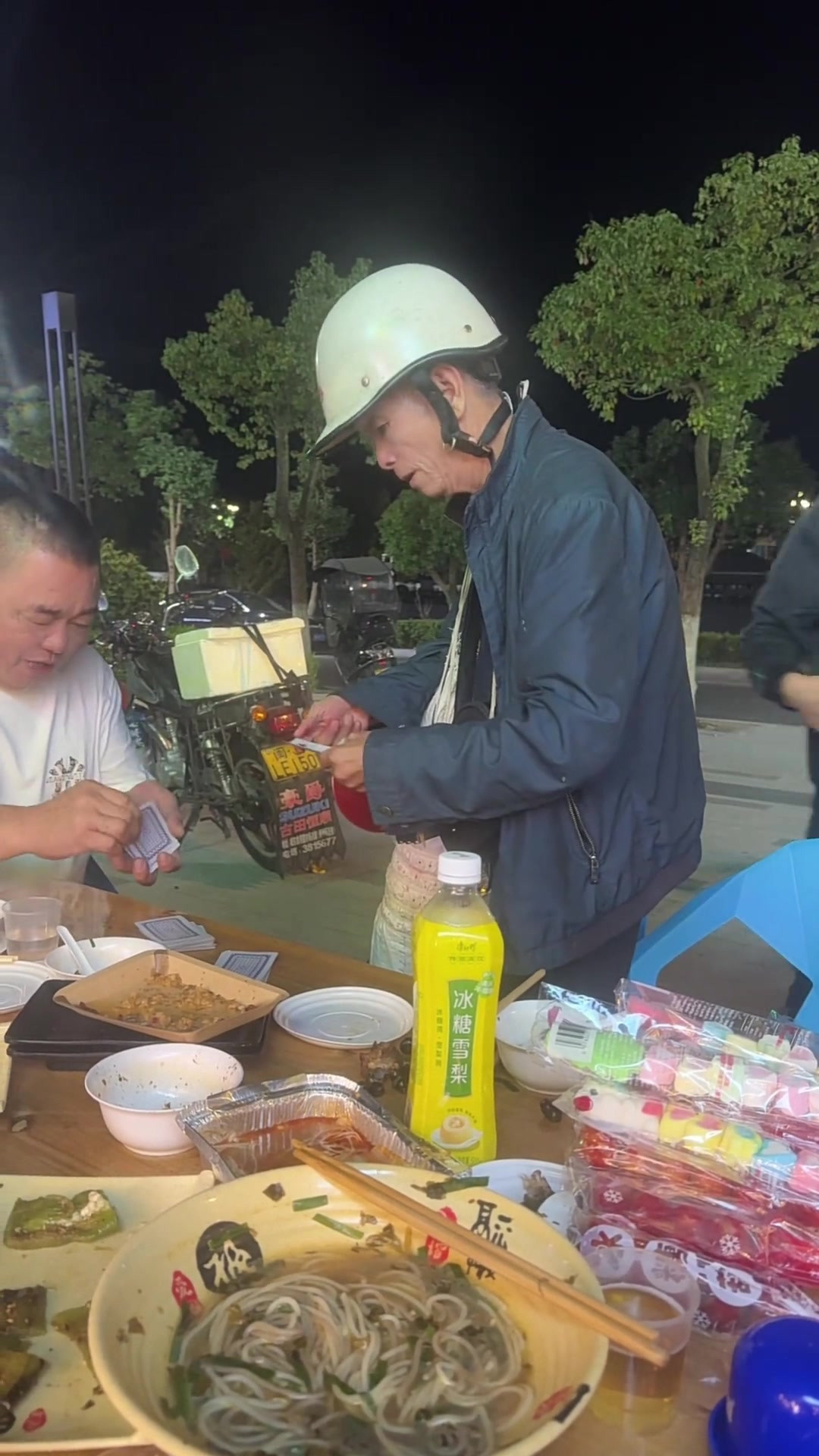 卖糖葫芦大叔划拳，把一担糖葫芦输光了，满载而来，空手而归