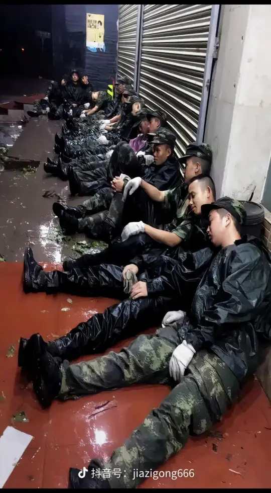 为我们的军人点赞吧，他才是我们值得关注和崇拜的明星。