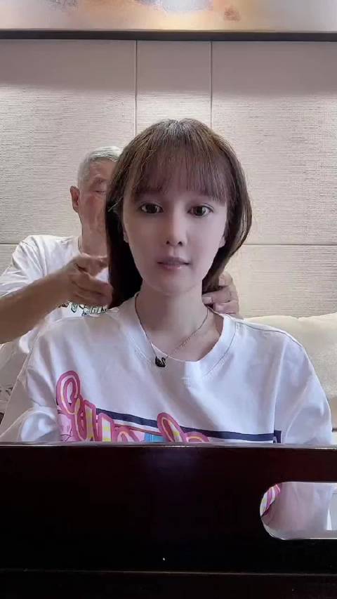 赵本山叔的手我这么巧呀还会给女儿球球编辫子球球好幸福吧