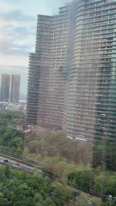 #杭州##杭州丽晶国际火灾# 杭州人最担心的事还是发生了，被誉为杭州网红第一楼的萧山丽晶国际中心发生