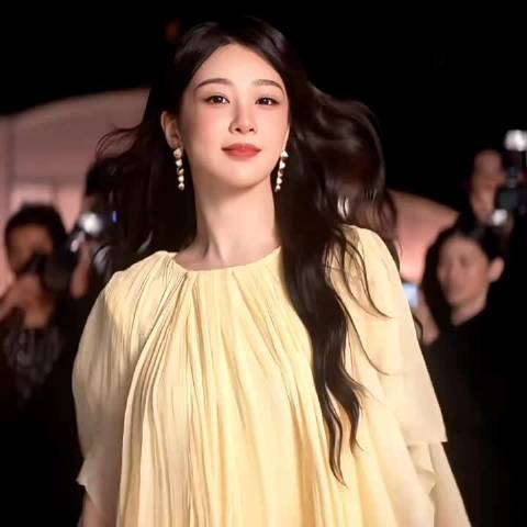 #FM宇向杨紫道歉#现在给大家还原现场真实的座次逻辑：内场核心区以VOGUE编辑总监刘冲为中心