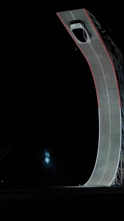 当地时间15日，特斯拉第二代 Roadster超跑亮相，搭载与SpaceX联合开发、代号A71 的冷