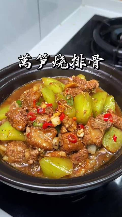 莴笋烧排骨，排骨鲜香入味，搭配脆嫩爽口的莴笋，非常好吃