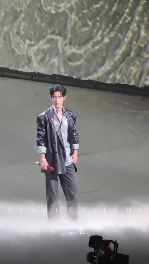 肖战演唱会南京站DAY2《曲尽陈情》  肖战演唱会伴手礼是什么水平 肖战谁教你们这么互动的 肖战对姜