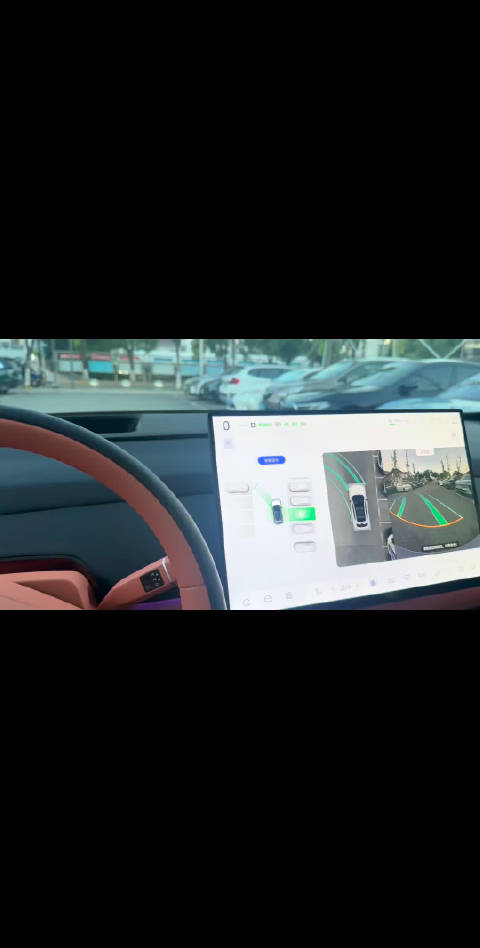 试了下深蓝的自动泊车，感觉比自己停的还好，基本都是一把进的 #深蓝S05辅助驾驶#